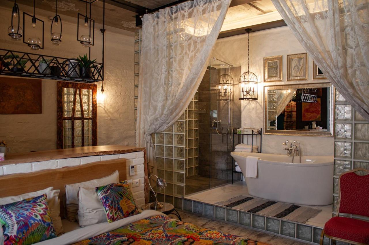 Manna Boutique Hotel (Adults Only) Kiev Bagian luar foto