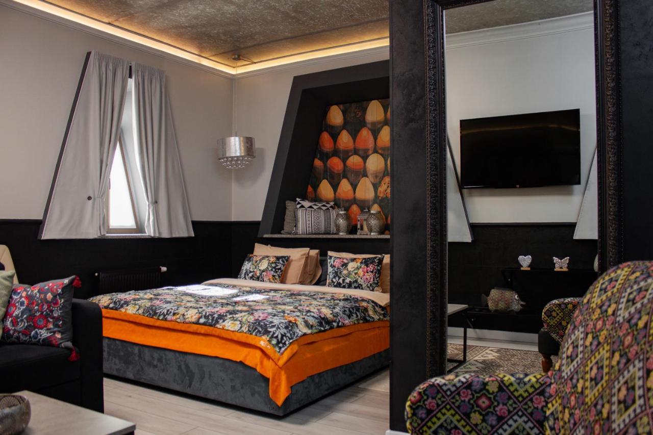 Manna Boutique Hotel (Adults Only) Kiev Bagian luar foto