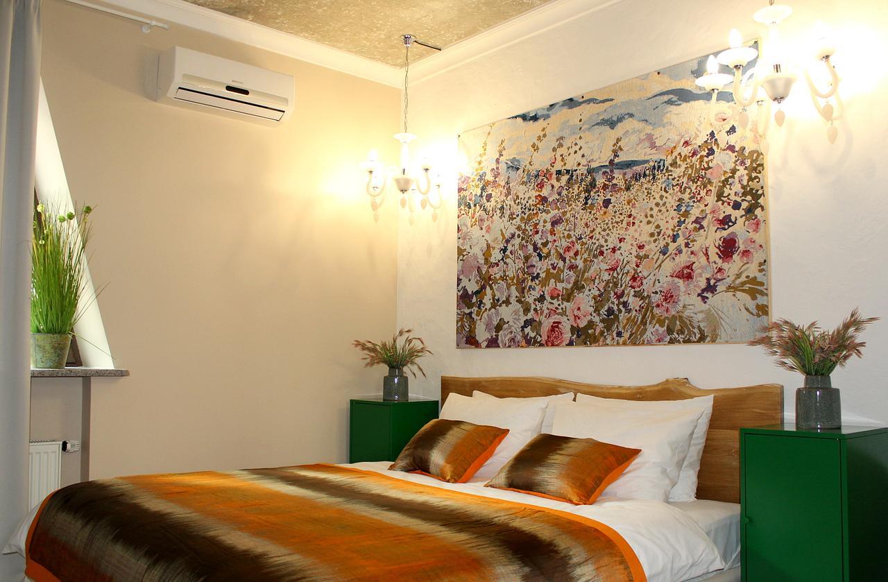 Manna Boutique Hotel (Adults Only) Kiev Bagian luar foto