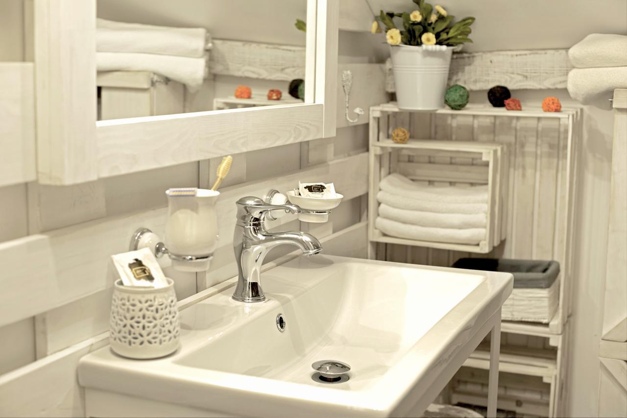 Manna Boutique Hotel (Adults Only) Kiev Bagian luar foto