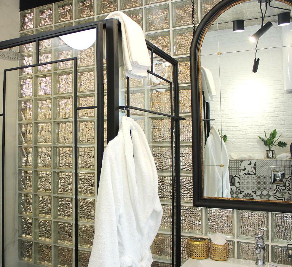 Manna Boutique Hotel (Adults Only) Kiev Bagian luar foto
